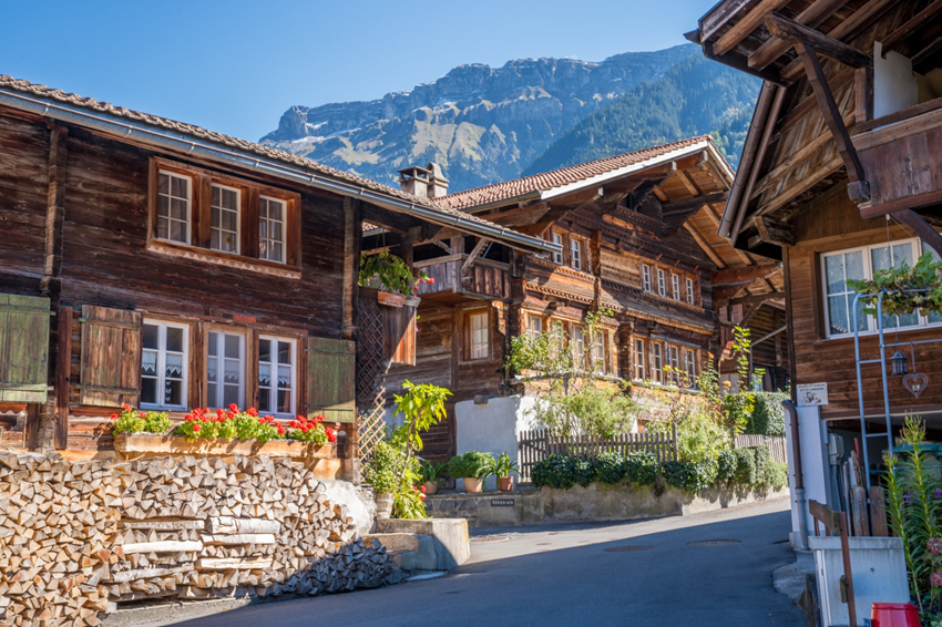 Làng Brienz Thụy Sĩ: Làng chạm khắc gỗ bên hồ Brienz xanh ngọc 