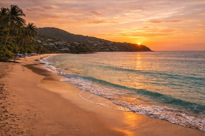Điểm ngắm hoàng hôn Phuket đẹp ngoài Promthep Cape 