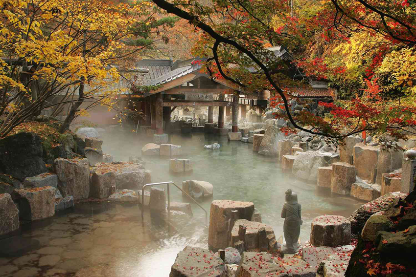 Trải Nghiệm Onsen Nhật Bản Mùa Thu – Thư Giãn Giữa Khung Cảnh Lá Đỏ 2025